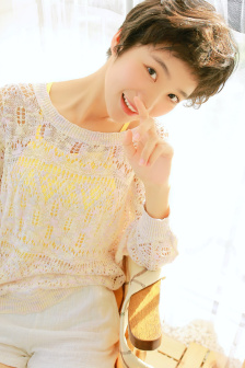 美女露着奶头光胸光屁屁还趴着打光屁